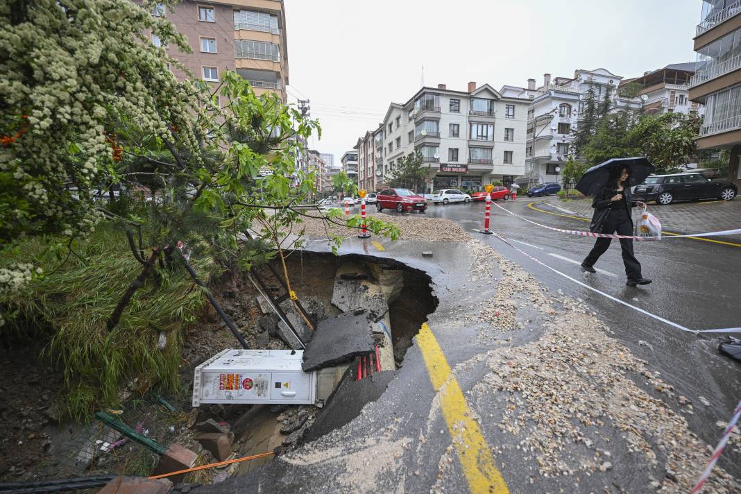 Sağanak sonrası Ankara’da yol çöktü 6